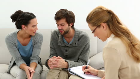 Joven-Pareja-Infeliz-Hablando-Con-Su-Terapeuta