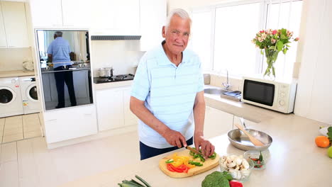 Senior-man-preparing-vegetables-for-dinner