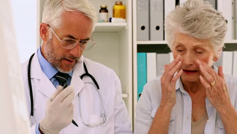 Doctor-Examinando-Los-Oídos-De-Sus-Pacientes.