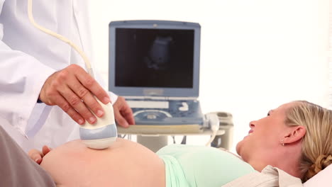 Schwangere-Frau-Bei-Einer-Sonagramm-Untersuchung