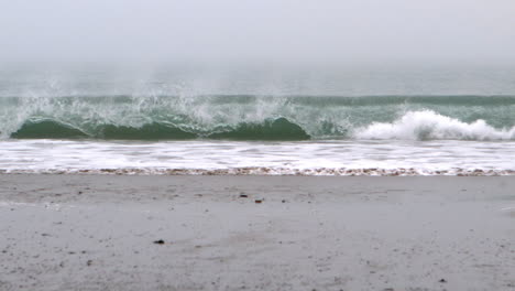 Olas-Rompiendo-En-La-Playa