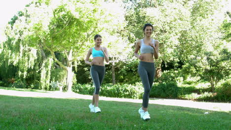 Amigos-En-Forma-Corriendo-Juntos-En-El-Parque