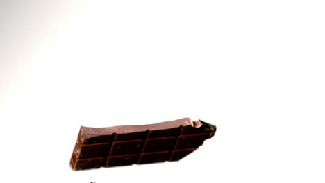 Flecha-Disparando-A-Través-De-Una-Barra-De-Chocolate