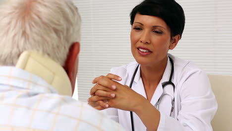 Doctor-talking-with-injured-patient-in-a-neck-brace