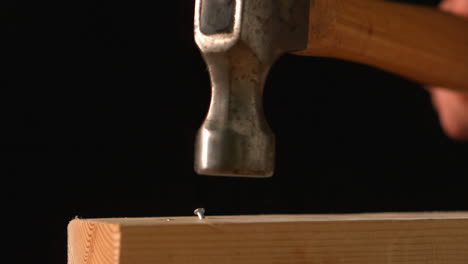 Hammer-Schlägt-Einen-Nagel-In-Holz
