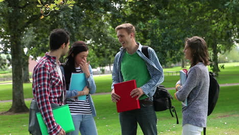 Schüler-Unterhalten-Sich-Zwischen-Den-Unterrichtsstunden-Draußen