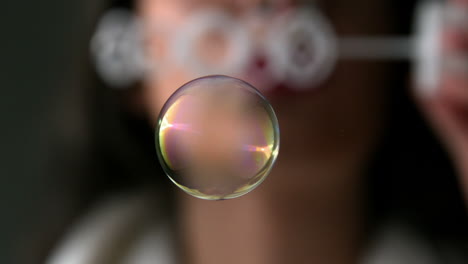 Frau-Bläst-Seifenblasen,-Fokus-Auf-Eine-Blase