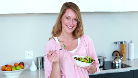 Mujer-Bonita-De-Pie-Comiendo-Un-Plato-De-Ensalada