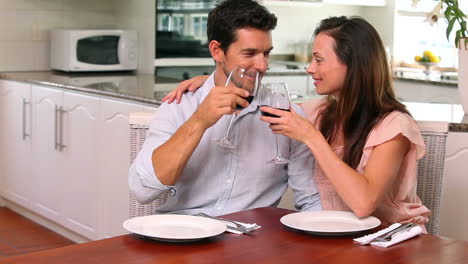 Pareja-Feliz-Bebiendo-Vino-Tinto-Juntos