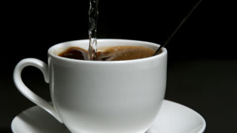 Wasser-In-Eine-Tasse-Kaffee-Gießen