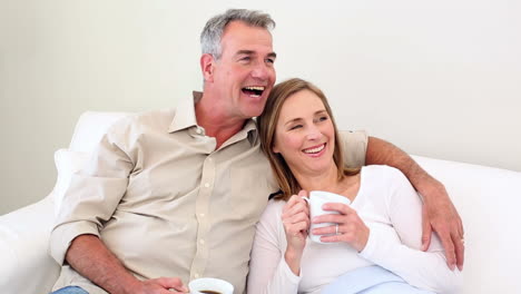 Pareja-Tomando-Café-En-El-Sofá