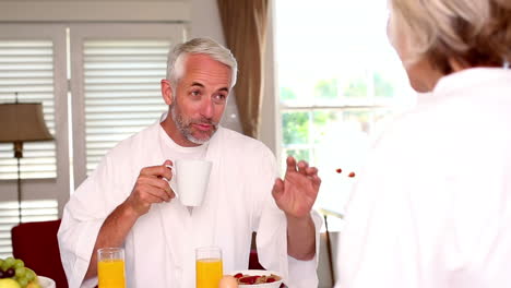 Pareja-Feliz-Desayunando-Juntos