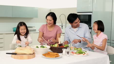 Glückliche-Familie-Beim-Gemeinsamen-Abendessen