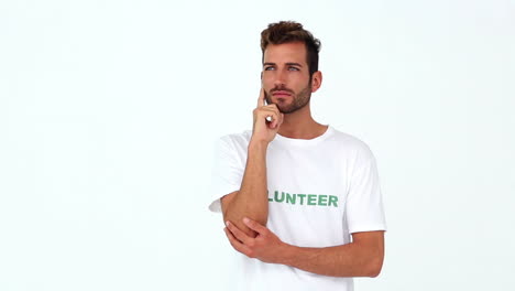 Gutaussehender-Freiwilliger-Denkt