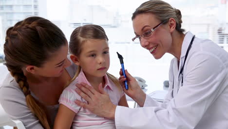 Doctor-checking-little-girls-ears