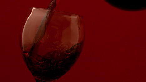 Rotwein-Gießt-In-Weinglas