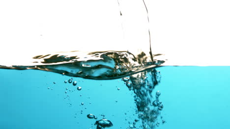 Agua-Vertiéndose-En-La-Piscina-Azul