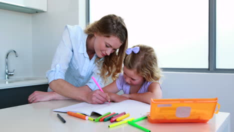 Madre-Sonriente-E-Hija-Dibujando-En-La-Mesa