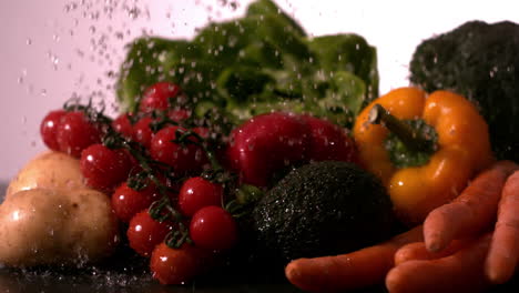 Wasser-Regnet-Auf-Auswahl-An-Frischem-Gemüse