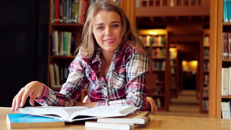 Glücklicher-Student-Studiert-Am-Schreibtisch-In-Der-Bibliothek