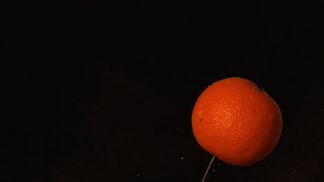 Pfeil-Schießt-Durch-Orange-Auf-Schwarzem-Hintergrund