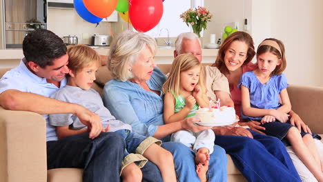 Großfamilie-Feiert-Gemeinsam-Geburtstag-Auf-Der-Couch