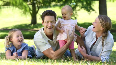 Glückliche-Eltern-Mit-Ihrer-Jungen-Familie-Im-Park