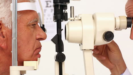 Arzt-Untersucht-Die-Augen-Eines-älteren-Patienten