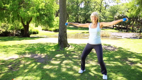 Blonde-Frau-Hebt-Hanteln-Im-Park