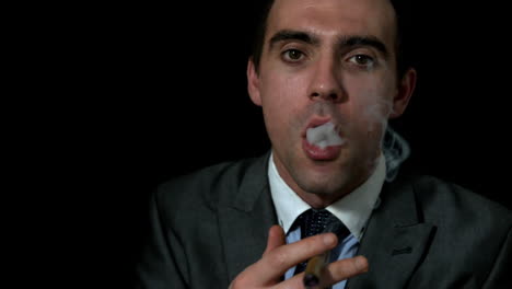 Geschäftsmann-Raucht-Seine-Zigarre-Auf-Schwarzem-Hintergrund