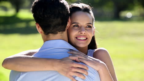 Feliz-Pareja-Abrazándose-En-El-Parque