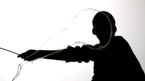 Silhouette-Eines-Mannes,-Der-Riesige-Seifenblasen-Bläst