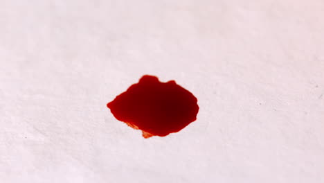 Blut-Tropft-Auf-Eine-Weiße-Oberfläche