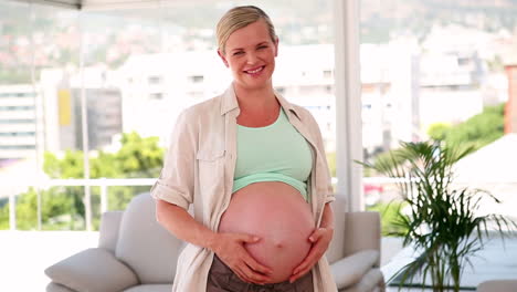 Mujer-Embarazada-Mostrando-Su-Vientre