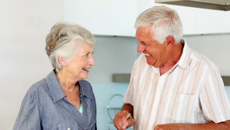 Senior-couple-preparing-a-healthy-salad