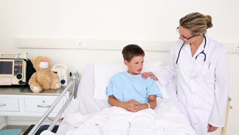 Niño-Enfermo-Sentado-En-La-Cama-Hablando-Con-El-Médico