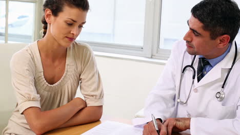 Doctor-speaking-with-his-patient-at-desk