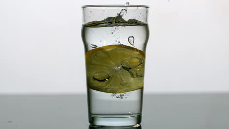 Zitronenscheibe-Fällt-In-Ein-Pint-Wasser