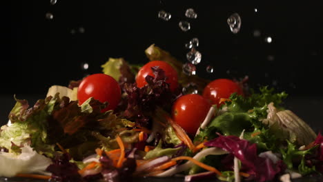 Wassertropfen-Auf-Frischen-Salat