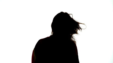 Silhouette-Einer-Attraktiven-Frau,-Die-Ihr-Haar-Schüttelt