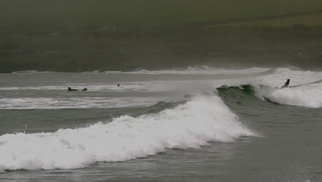 Powerful-waves-in-the-sea