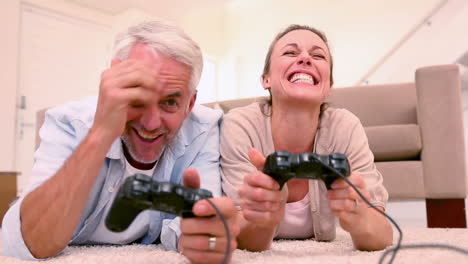 Glückliches-Paar,-Das-Videospiele-Spielt