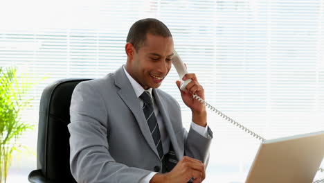 Feliz-Hombre-De-Negocios-Hablando-Por-Teléfono