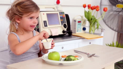 Kleines-Mädchen-Liegt-Im-Krankenhausbett-Und-Isst-Ihr-Mittagessen