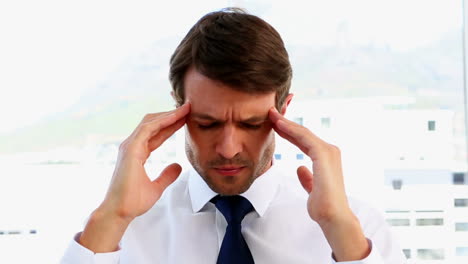 Geschäftsmann-Bekommt-Kopfschmerzen
