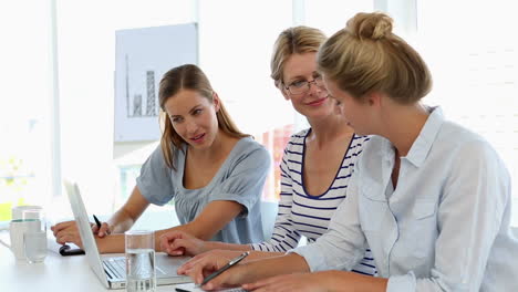 Mujeres-Empresarias-Que-Tienen-Una-Reunión-Usando-Una-Computadora-Portátil