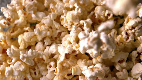 Salziges-Popcorn-Gießt-Auf-Mehr