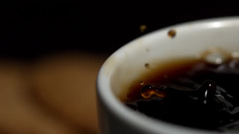 Kaffeetropfen-Fallen-In-Eine-Tasse