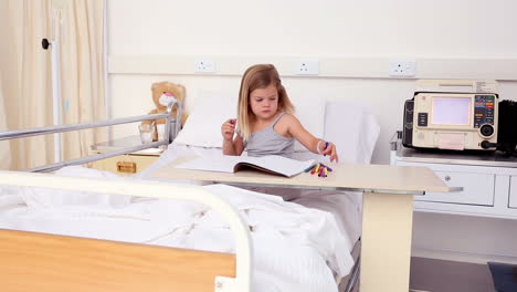 Kleines-Mädchen-Sitzt-Im-Krankenhausbett-Färbung