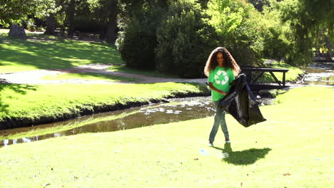 Young-girl-picking-up-the-trash-in-the-park